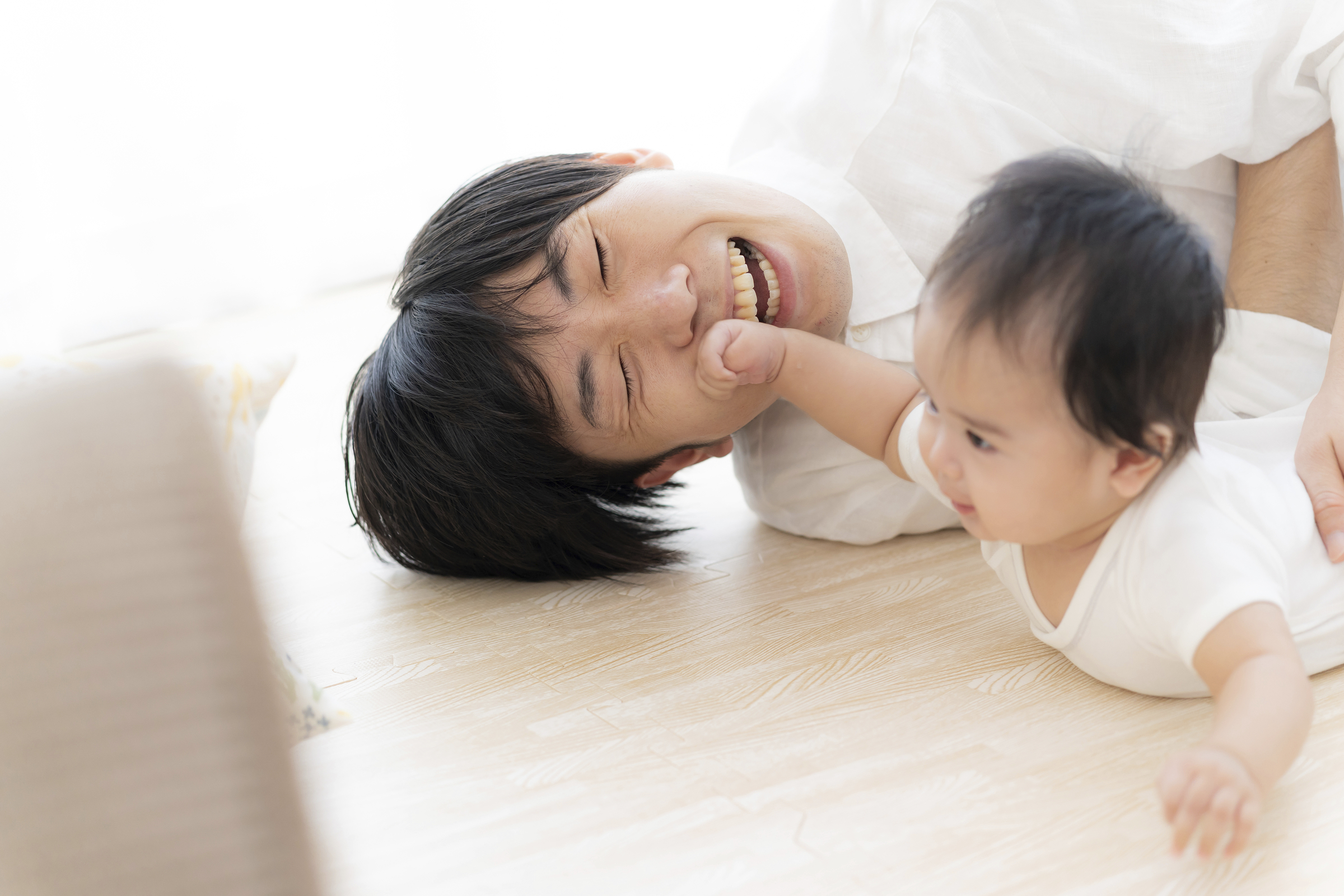 パパと赤ちゃんの触れ合い